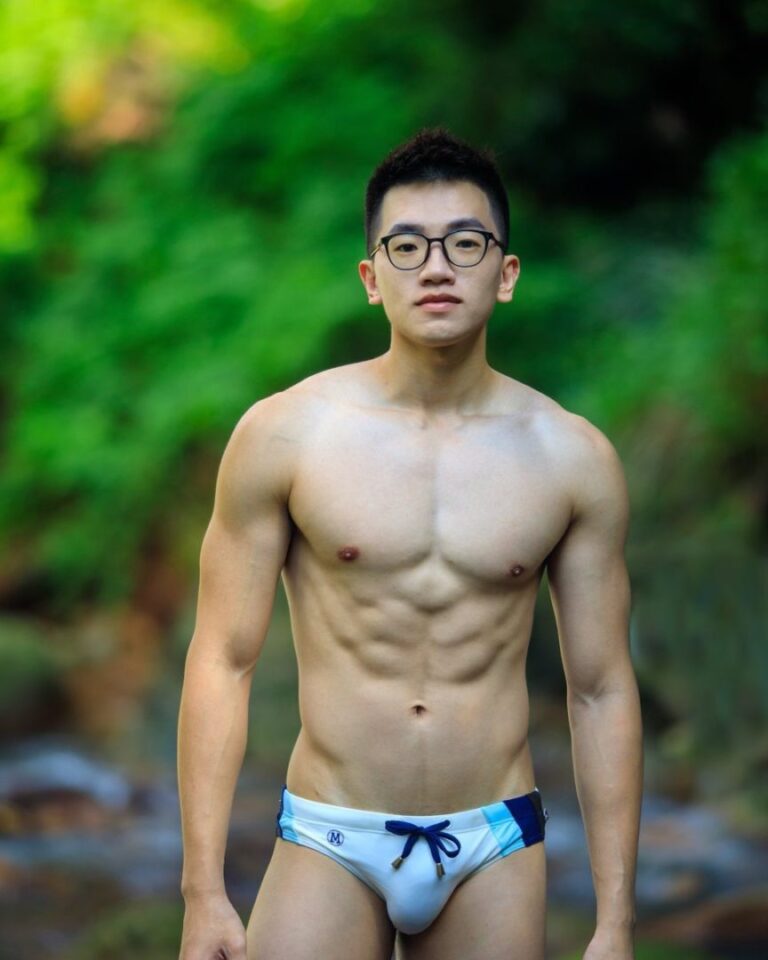 男神游乐园：大学生眼镜帅哥野外写真秀肌肉 - 图6