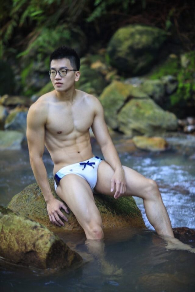 男神游乐园：大学生眼镜帅哥野外写真秀肌肉 - 图4