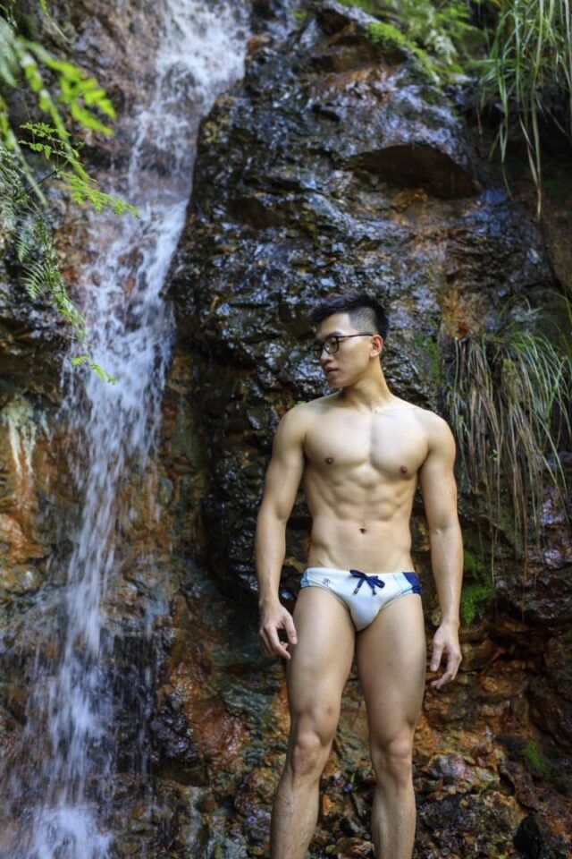 男神游乐园：大学生眼镜帅哥野外写真秀肌肉 - 图3