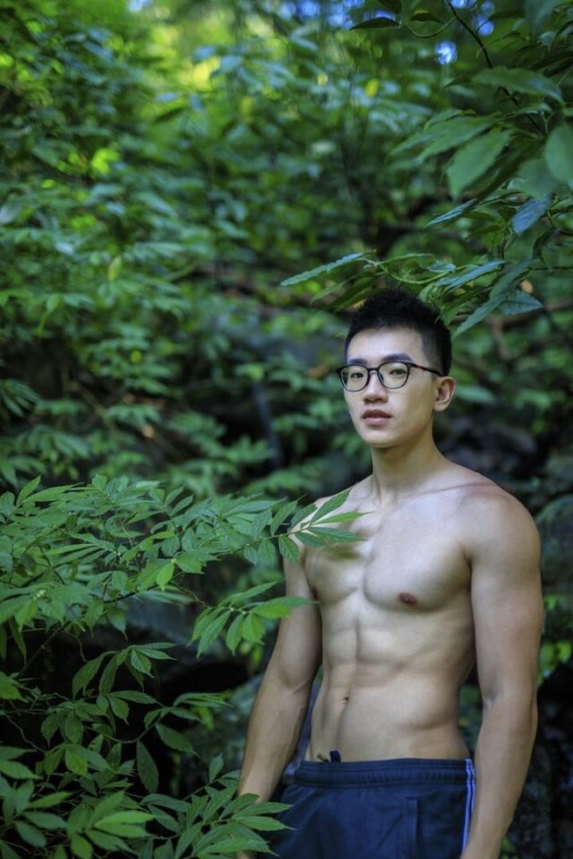 男神游乐园：大学生眼镜帅哥野外写真秀肌肉 - 图2