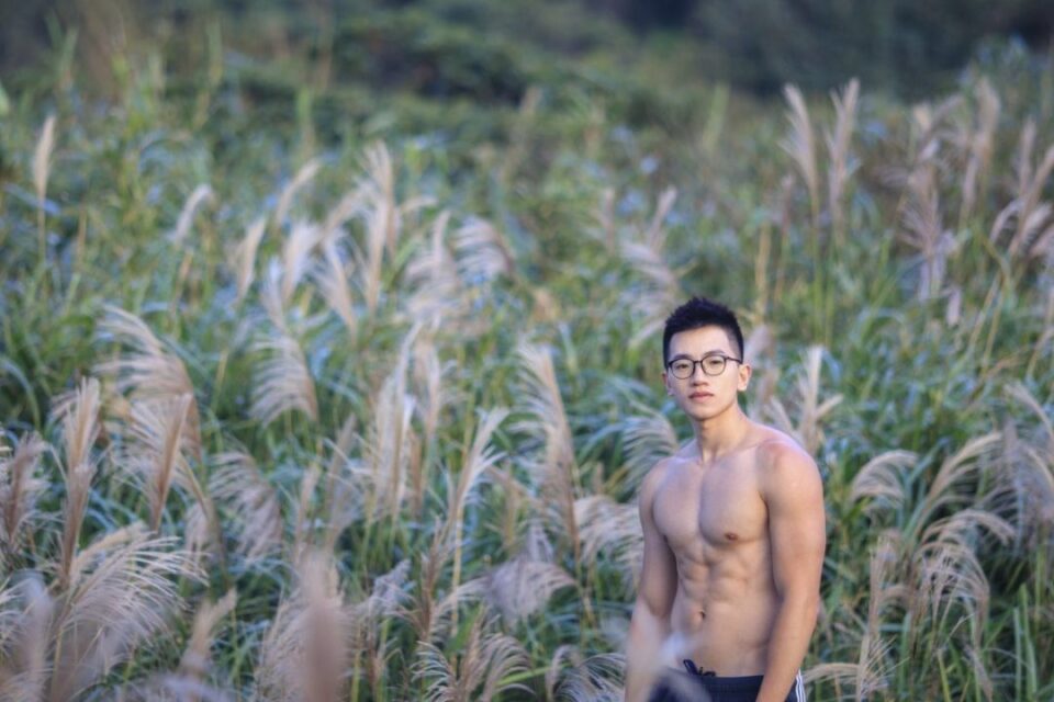 男神游乐园：大学生眼镜帅哥野外写真秀肌肉 - 图1