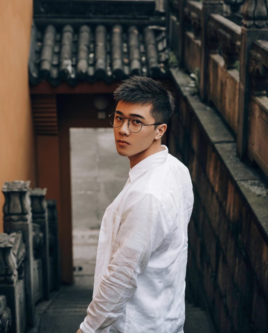 反差！极品白净帅哥脱掉衣服瞬间变大猛男 - 图1