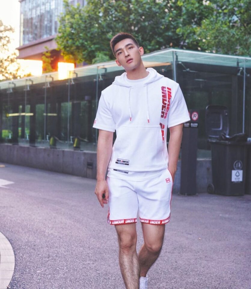 穿UA白色运动服的超帅中国帅哥照片 - 图2