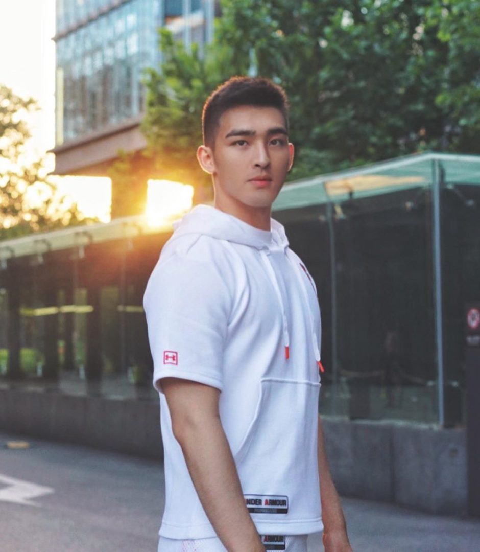 白色运动服的超帅中国帅哥照片