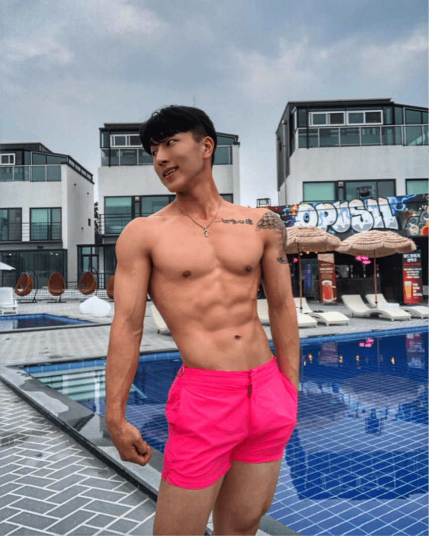 身高189cm的东北纹身高冷猛男，湿身秀腹肌19cm - 图3