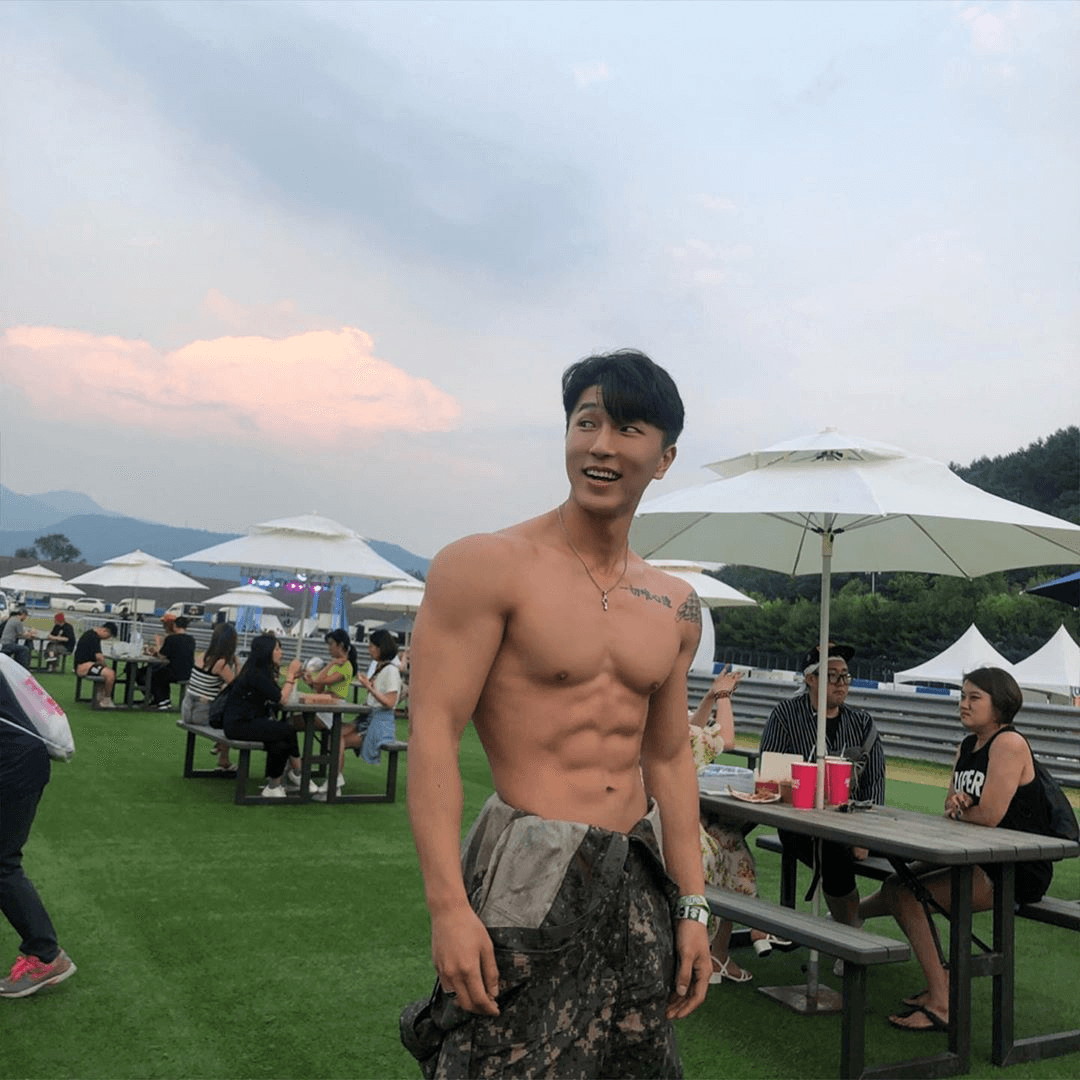 身高189cm的东北纹身高冷猛男，湿身秀腹肌19cm - 图5