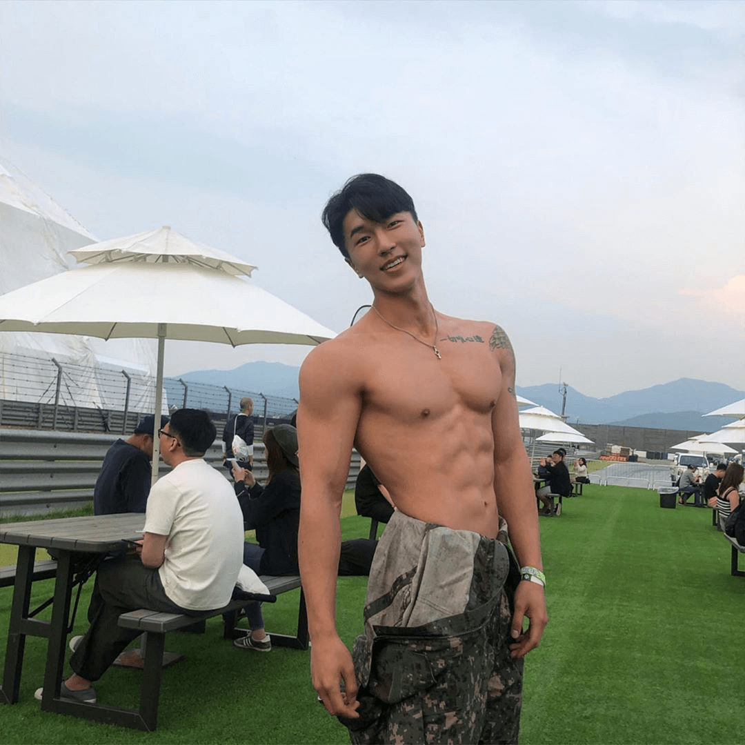 身高189cm的东北纹身高冷猛男，湿身秀腹肌19cm - 图6