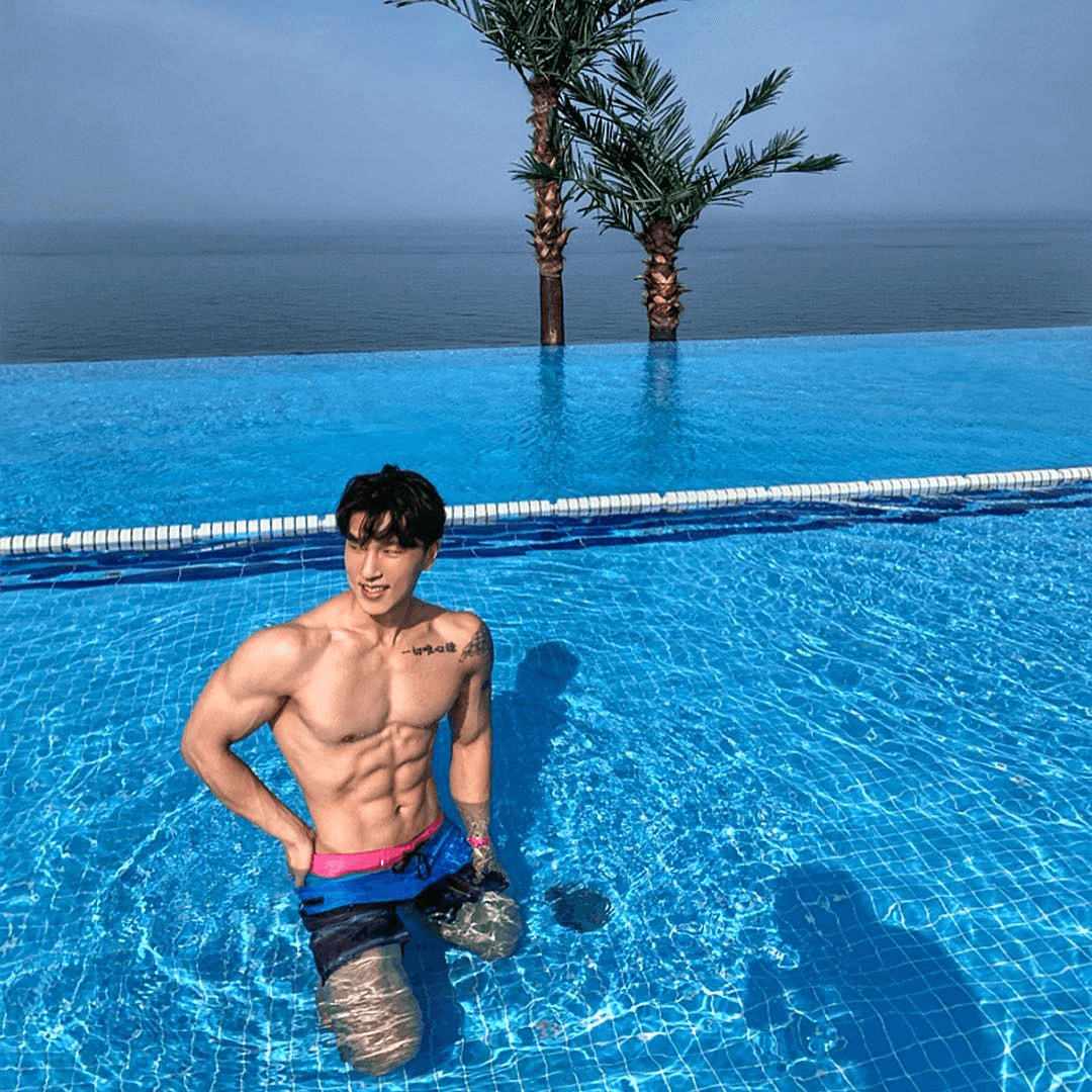 身高189cm的东北纹身高冷猛男，湿身秀腹肌19cm - 图9