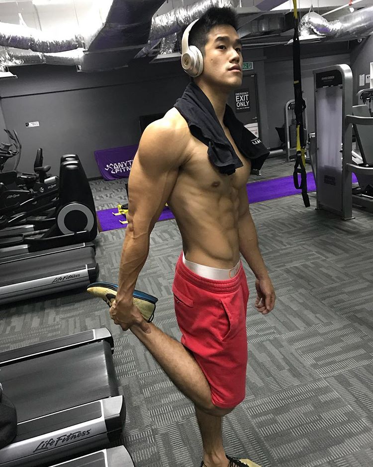 爱暴露的直男大J霸肌肉帅哥体育生，湿身秀 - 图2