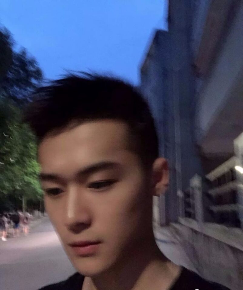 腼腆体育生换衣服不忘自拍 - 图10
