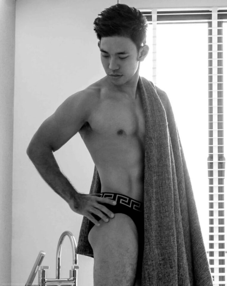 直男大J体育生紧身裤，浴室洗澡写真 - 图1