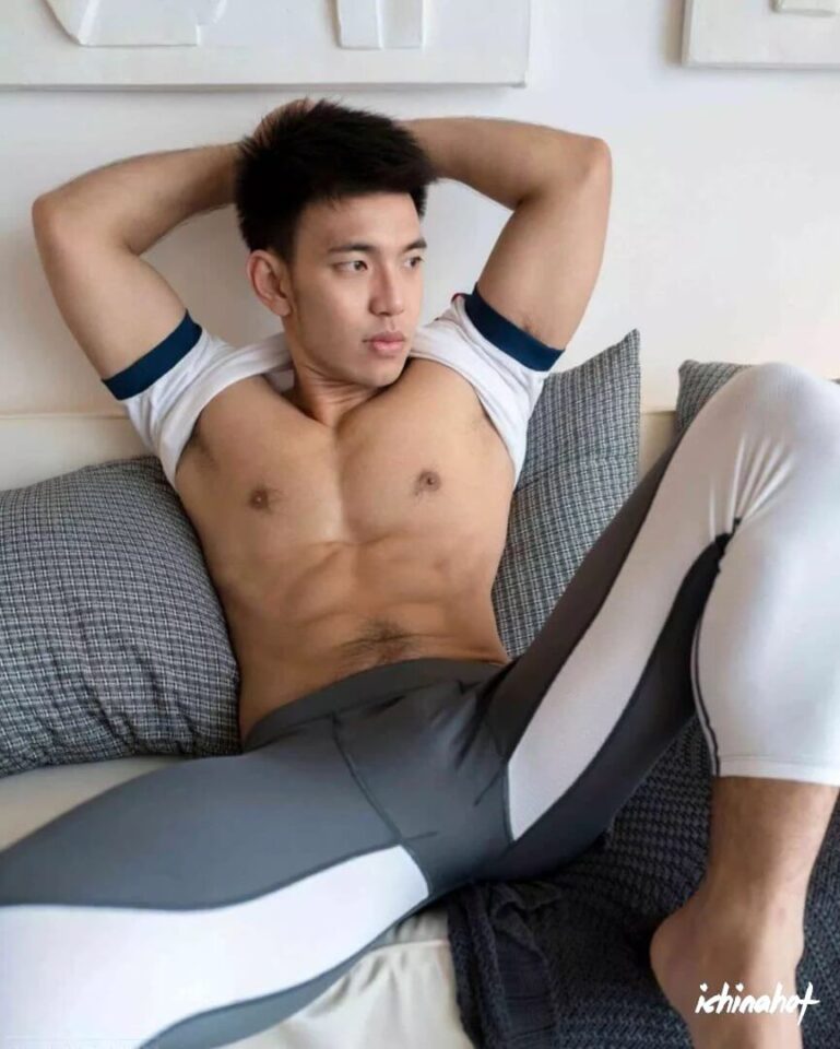 穿着紧缩裤在客厅展现6块腹肌，最后进了浴室洗澡