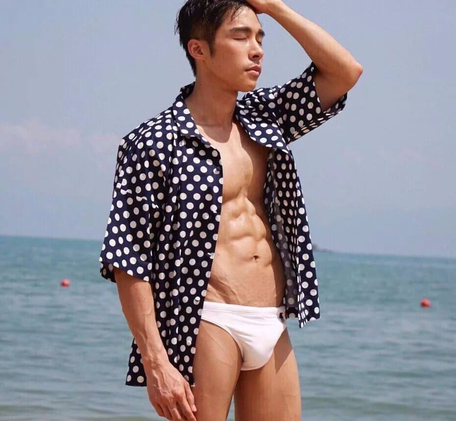 这个泰国“爸爸”海边泳裤穿太小！ - 图8