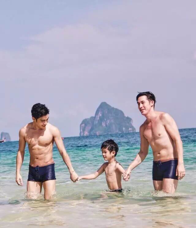 这个泰国“爸爸”海边泳裤穿太小！ - 图15