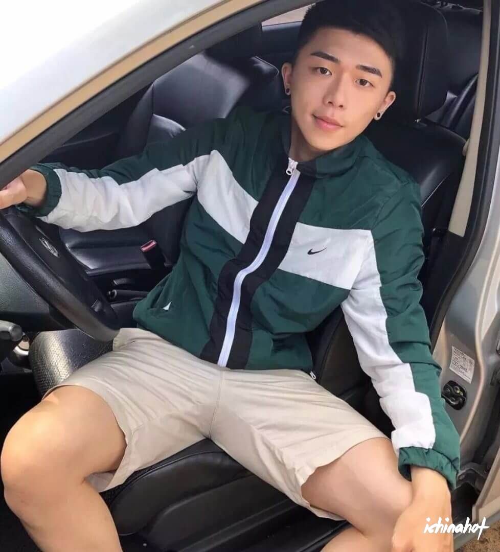 盯裆猫在哪？直男还是G？他超大一包