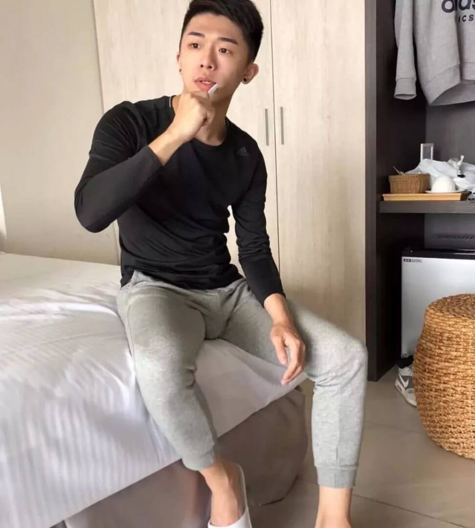 盯裆猫在哪？直男还是G？他超大一包 - 图5