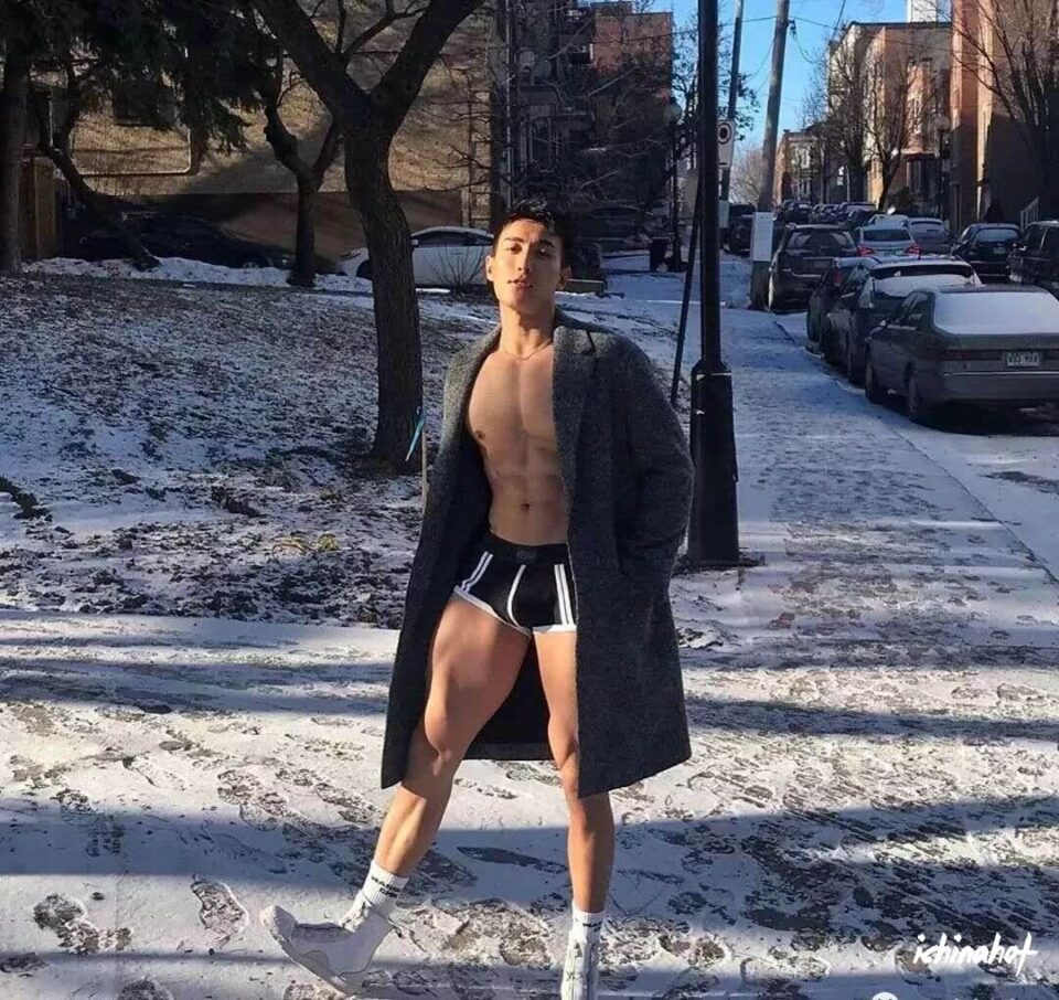 健壮肌肉体育生男模，冰天雪地还穿短裤漏大鸟
