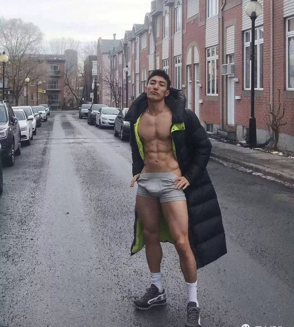 190肌肉体育生转行当男模，雪地里还穿短裤漏大鸟 - 图2