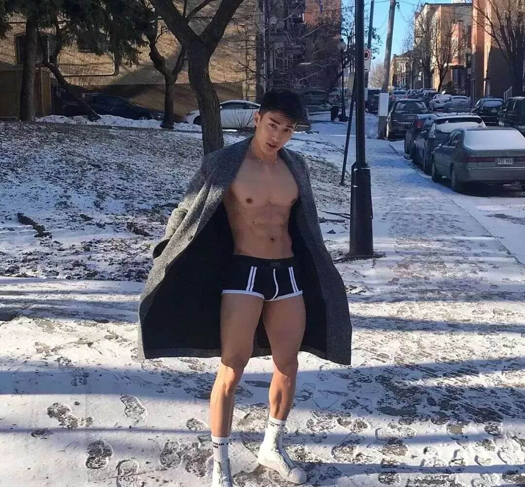 190肌肉体育生转行当男模，雪地里还穿短裤漏大鸟 - 图3