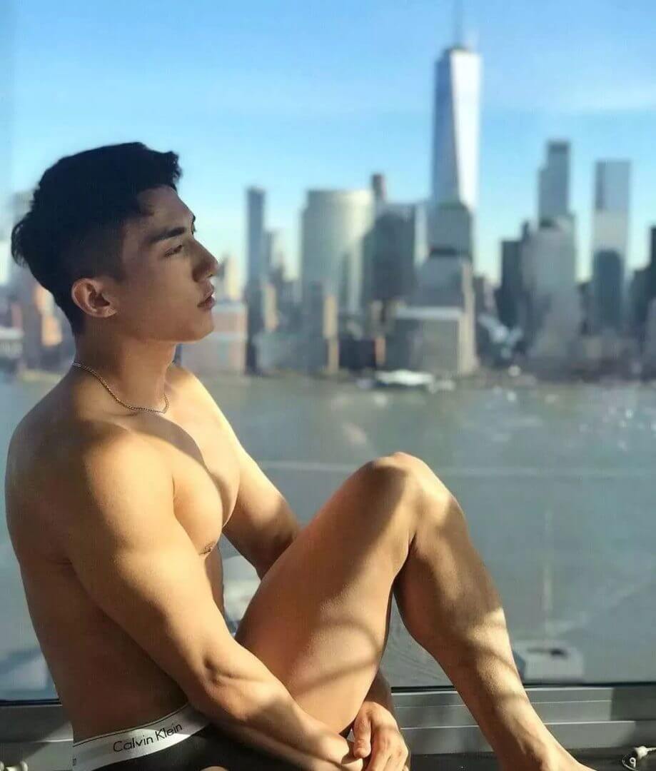 190肌肉体育生转行当男模，雪地里还穿短裤漏大鸟 - 图9