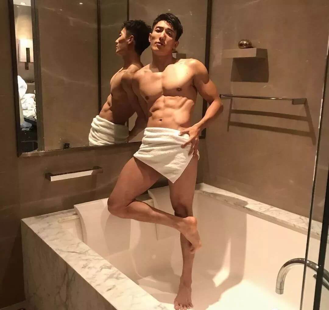 190肌肉体育生转行当男模，雪地里还穿短裤漏大鸟 - 图13