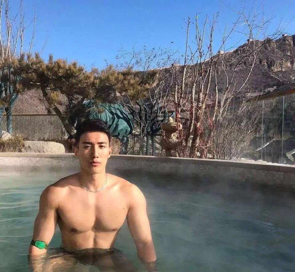 190肌肉体育生转行当男模，雪地里还穿短裤漏大鸟 - 图18