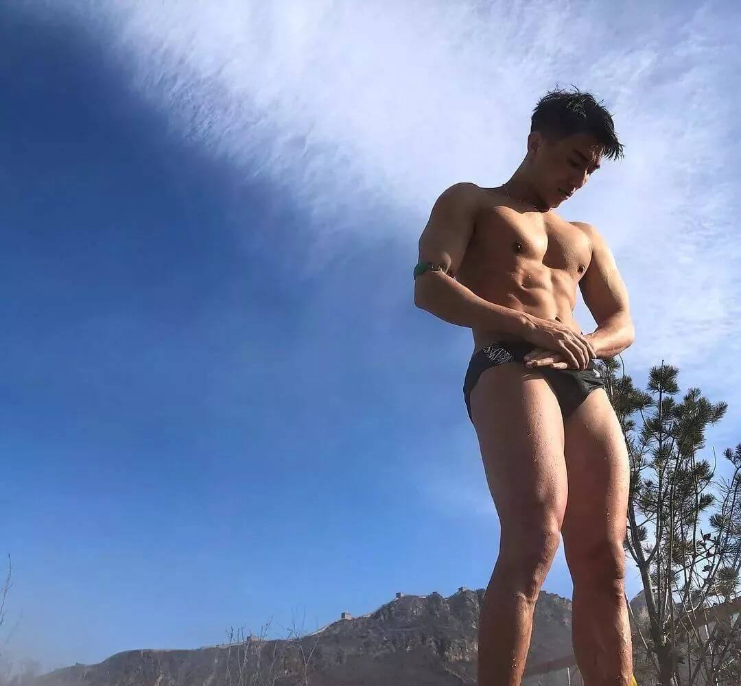 190肌肉体育生转行当男模，雪地里还穿短裤漏大鸟 - 图19