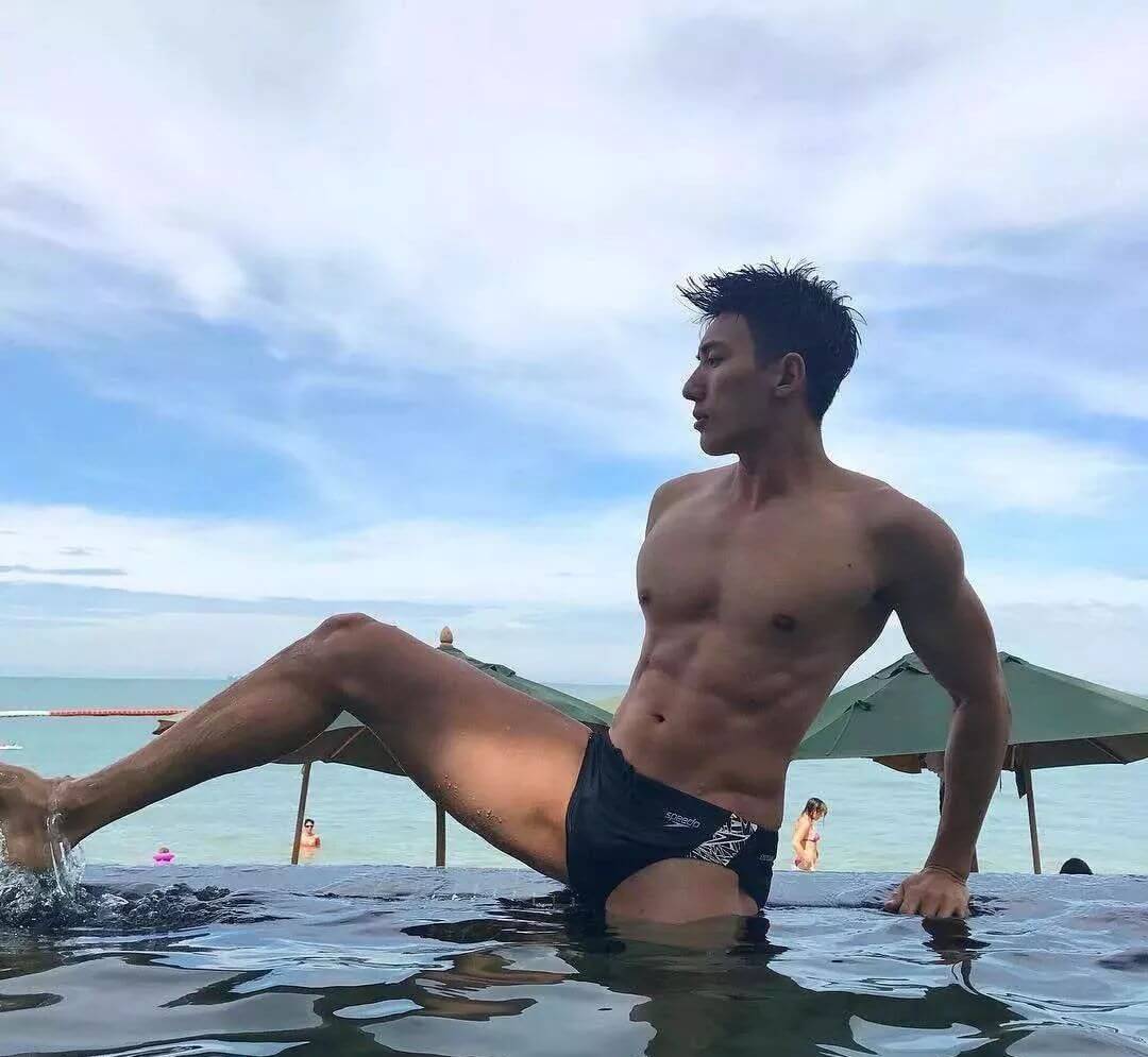 190肌肉体育生转行当男模，雪地里还穿短裤漏大鸟 - 图21