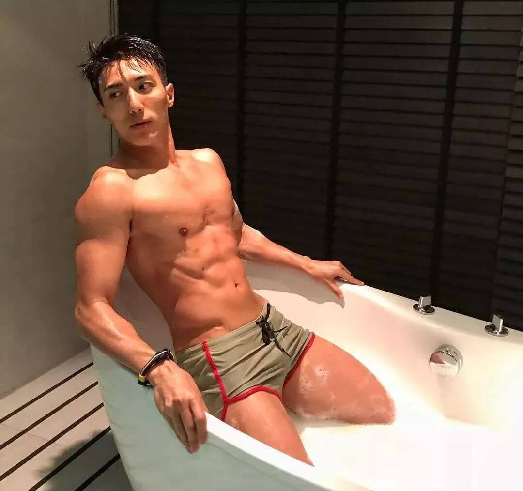 190肌肉体育生转行当男模，雪地里还穿短裤漏大鸟 - 图22