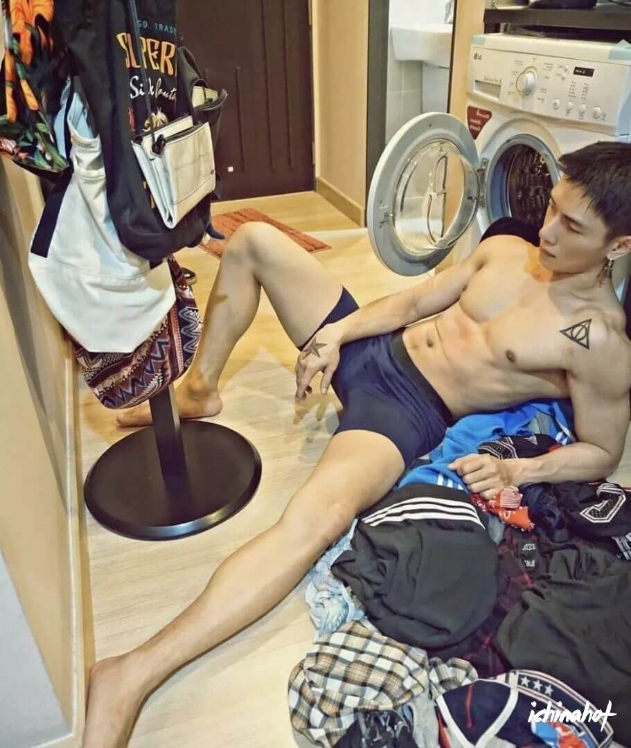 篮球大鼻子体育生男模，只穿内内在房间自拍