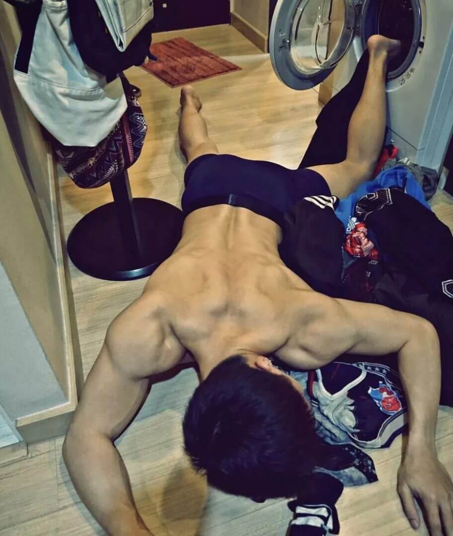 篮球大鼻子体育生男模，只穿内内在房间自拍 - 图2