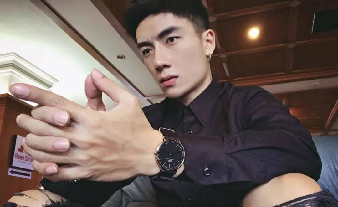 篮球大鼻子体育生男模，只穿内内在房间自拍 - 图3