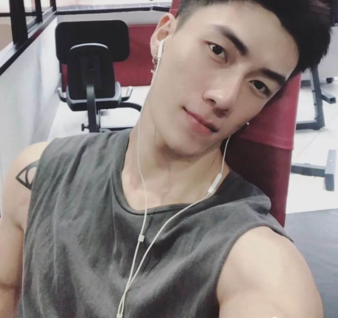 篮球大鼻子体育生男模，只穿内内在房间自拍 - 图4