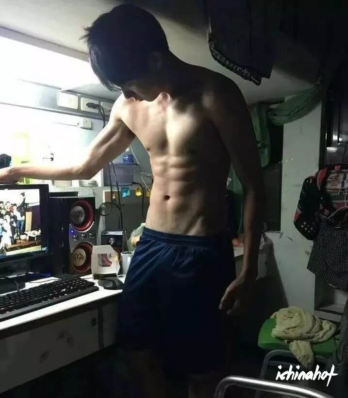 有个撩得人发狂的肌肉体育生室友是种什么体验？