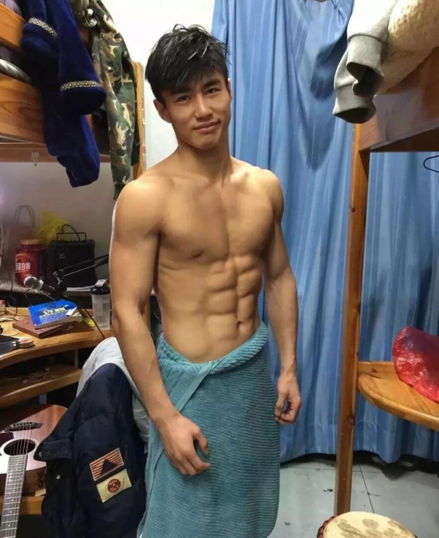 有个撩得人发狂的肌肉体育生室友是种什么体验？ - 图3