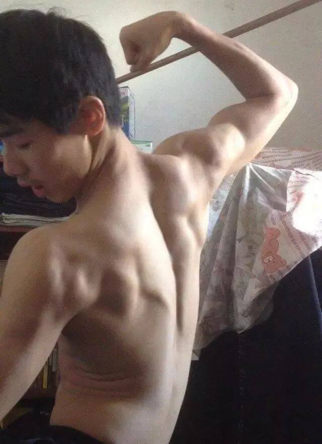 有个撩得人发狂的肌肉体育生室友是种什么体验？ - 图4