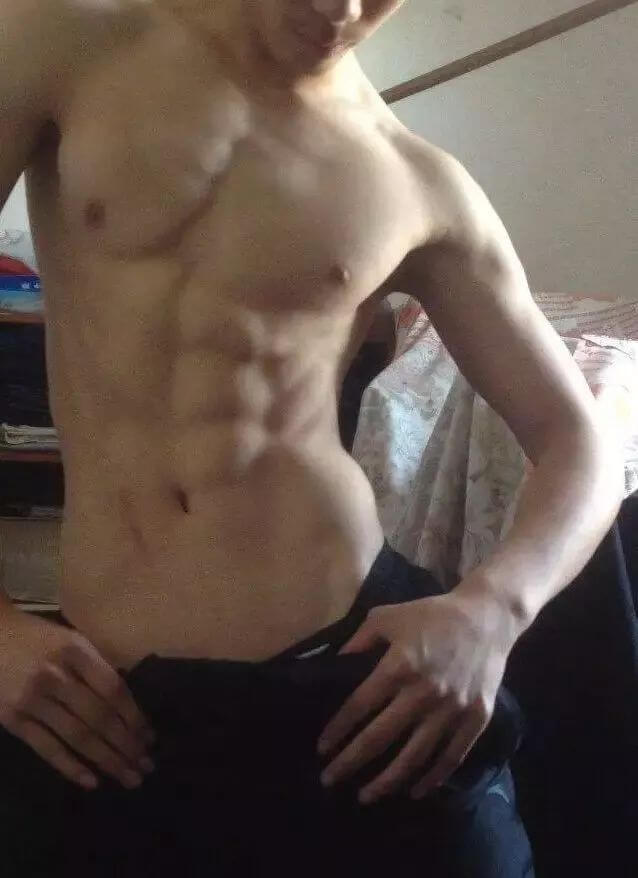 有个撩得人发狂的肌肉体育生室友是种什么体验？ - 图5