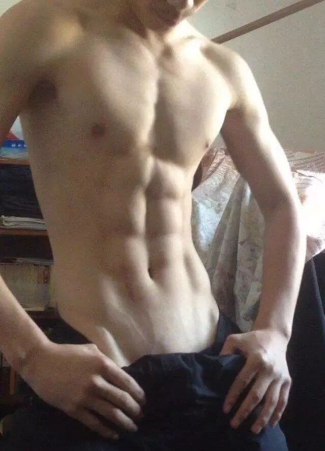 有个撩得人发狂的肌肉体育生室友是种什么体验？ - 图6