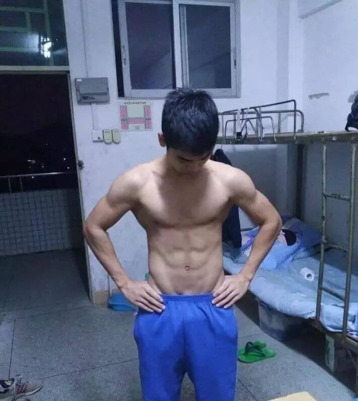 有个撩得人发狂的肌肉体育生室友是种什么体验？ - 图7