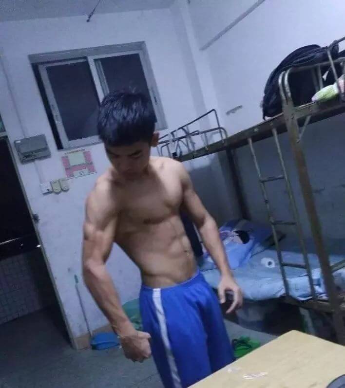 有个撩得人发狂的肌肉体育生室友是种什么体验？ - 图8