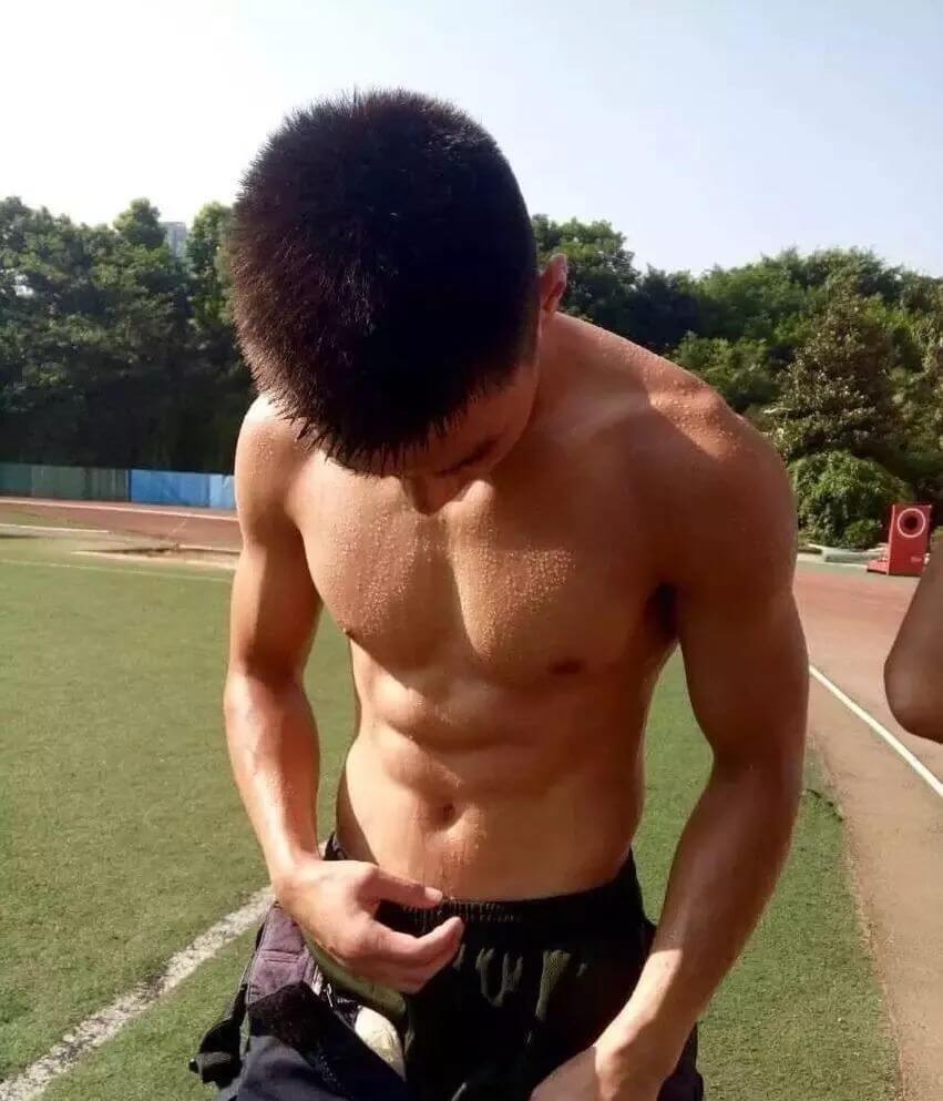 有个撩得人发狂的肌肉体育生室友是种什么体验？ - 图9