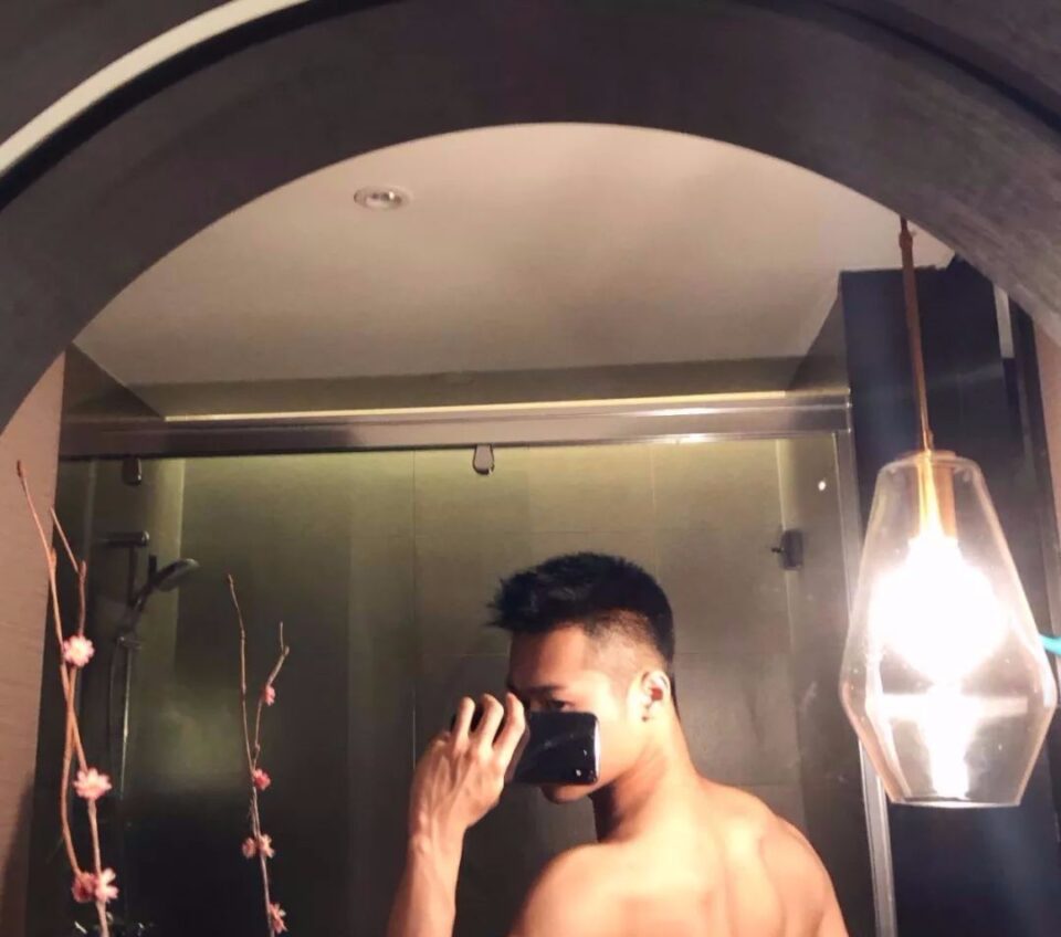 腼腆体育生换衣服不忘自拍 - 图6