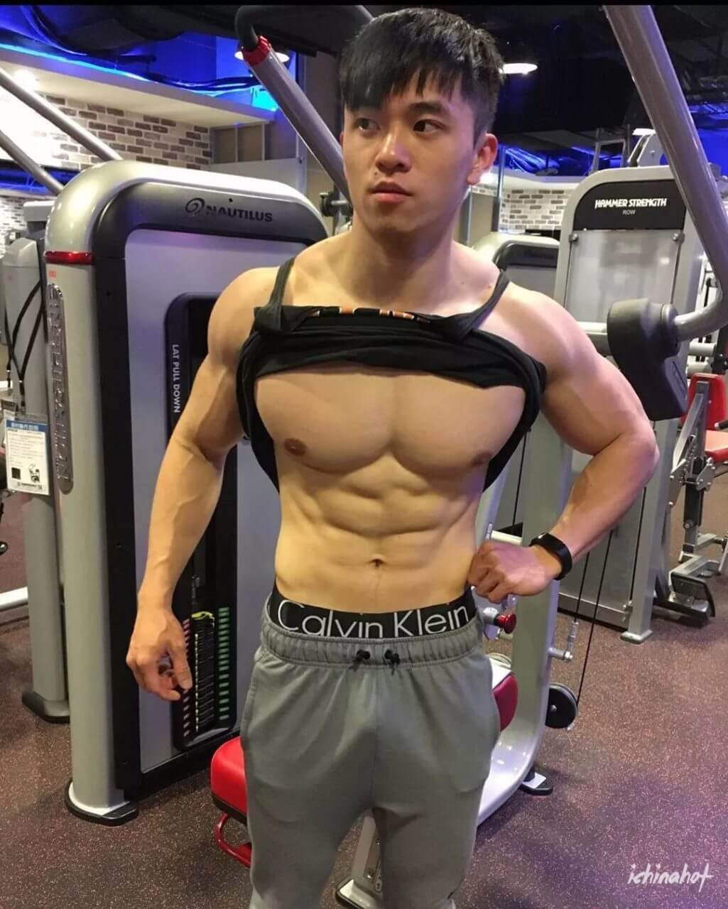 台湾健身运动肌肉男小葉
