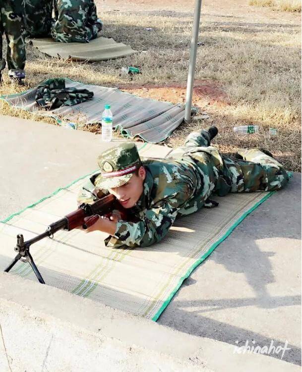 退役部队消防兵转行健身教练，大尺度喷血写真 - 图4