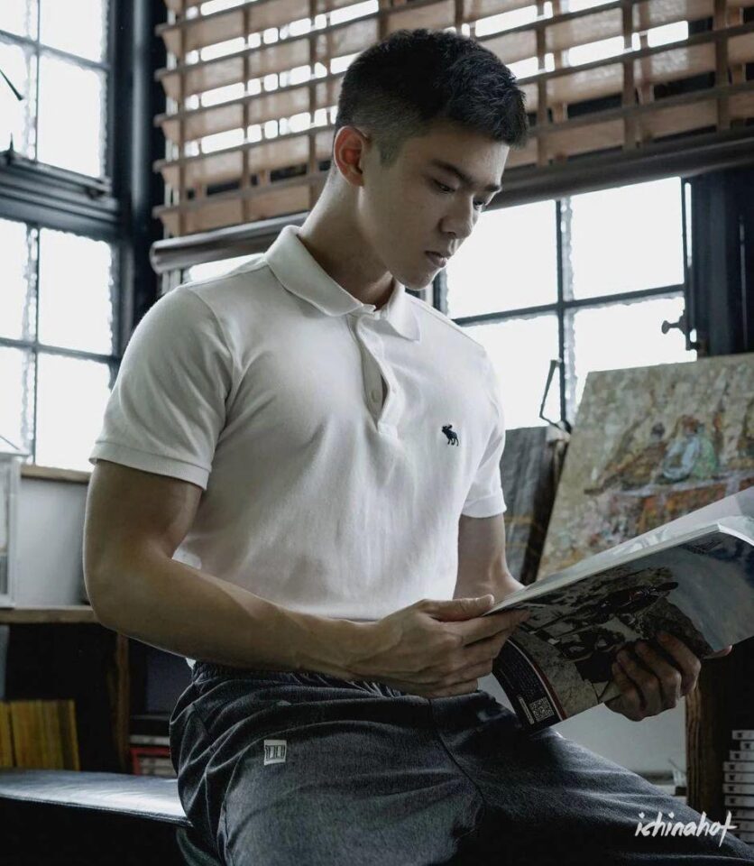 新人肌肉帅哥，小奶狗？or小狼狗？ - 图2