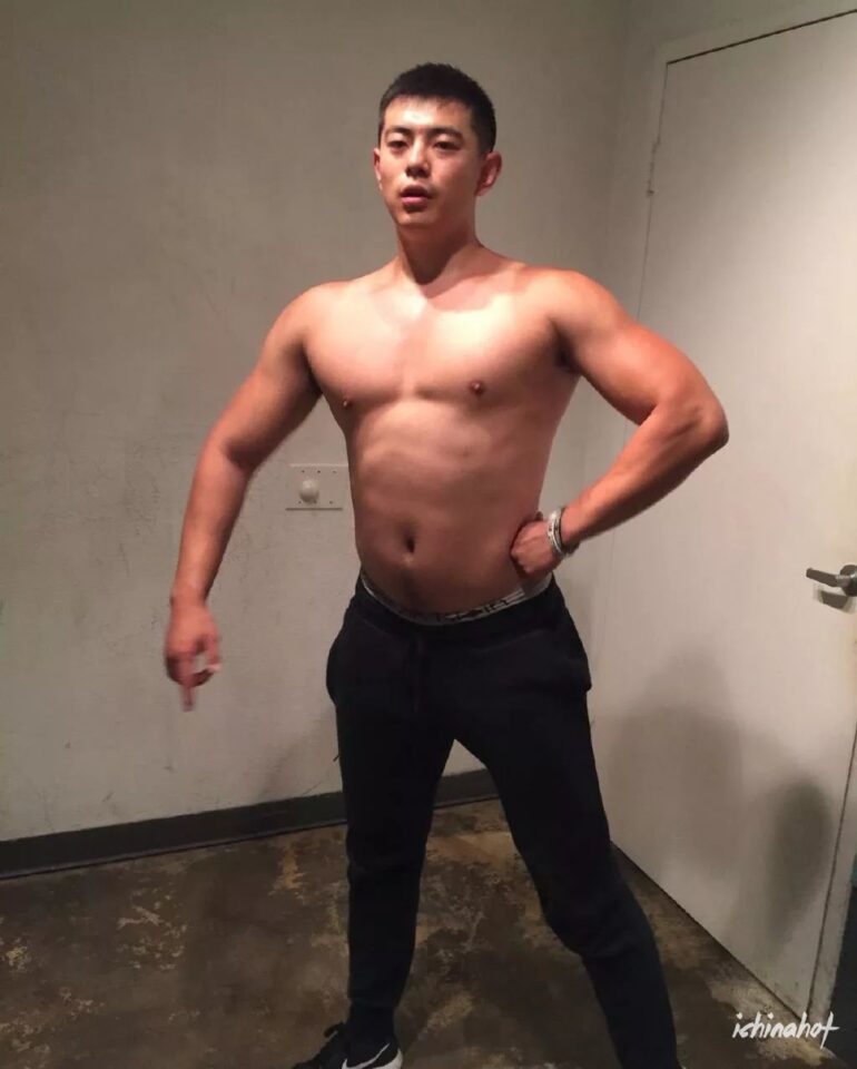 首都体育学院的肌肉男 - 图3