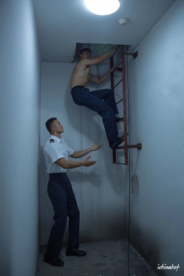 空少制服诱惑！肌肉体育生一起玩起了捆绑 - 图4