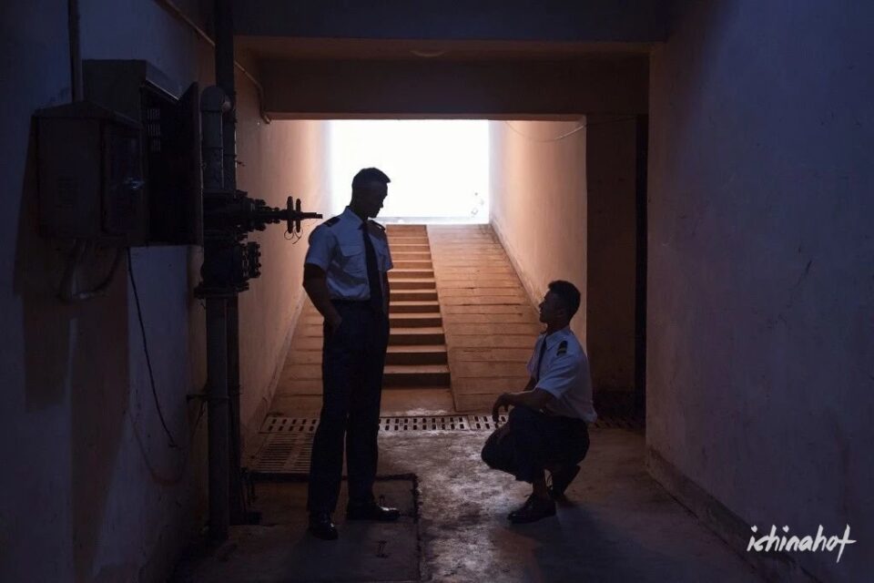 空少制服诱惑！肌肉体育生一起玩起了捆绑 - 图3