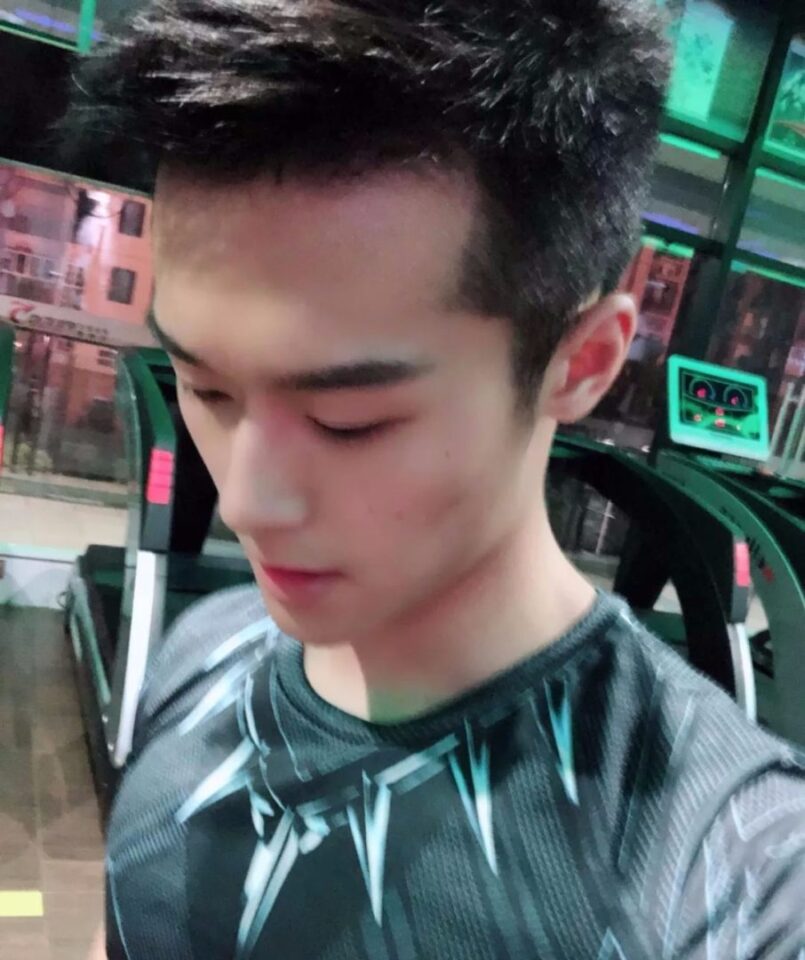 腼腆体育生换衣服不忘自拍 - 图20