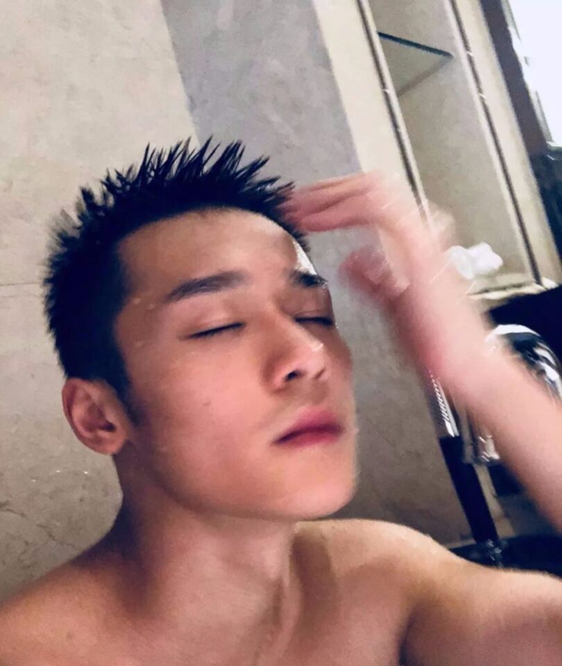 腼腆体育生换衣服不忘自拍 - 图18